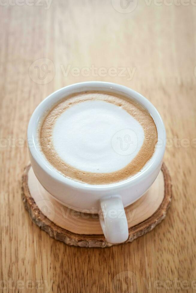cappuccino caffè su legna tavolo foto
