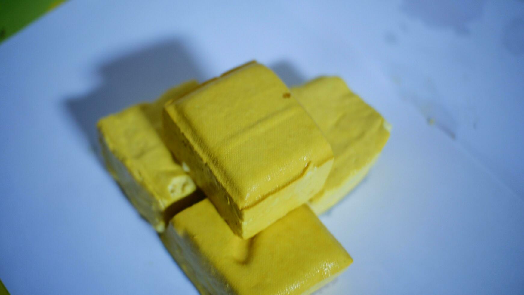 giallo tofu isolato su bianca sfondo. morbido giallo tofu isolato su bianca sfondo. fresco giallo tofu isolato su bianca sfondo foto