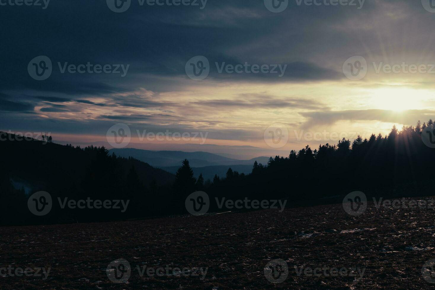 morbido nebbia nel il montagne durante tramonto foto