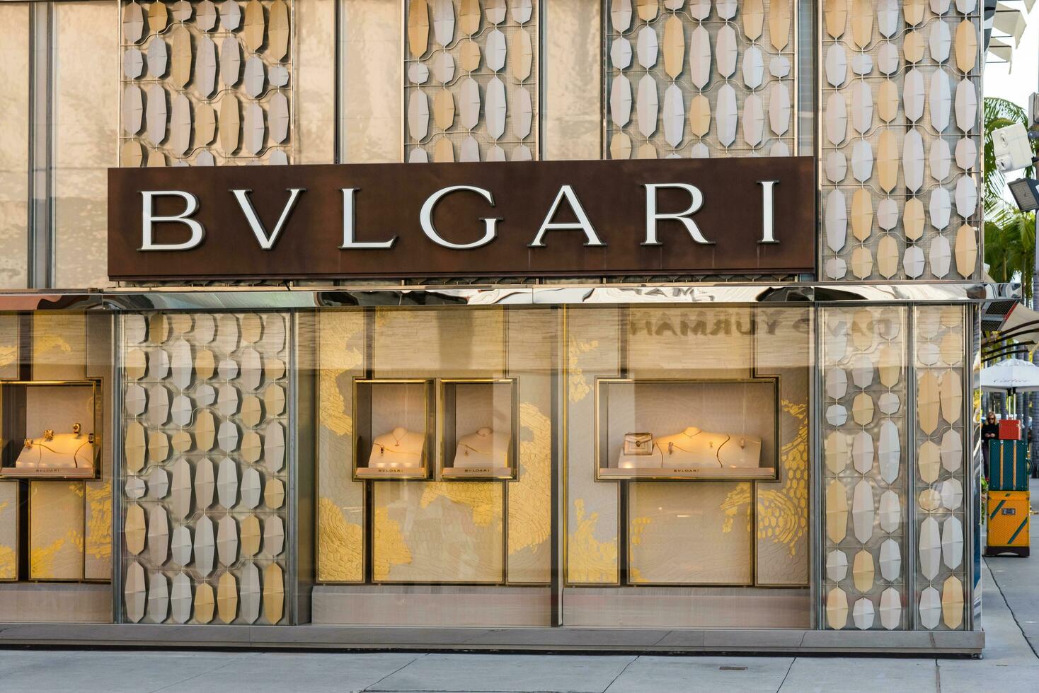 los angeles, circa - apr 19, 2023 - cartello di il bulgari memorizzare su rodeo guidare foto