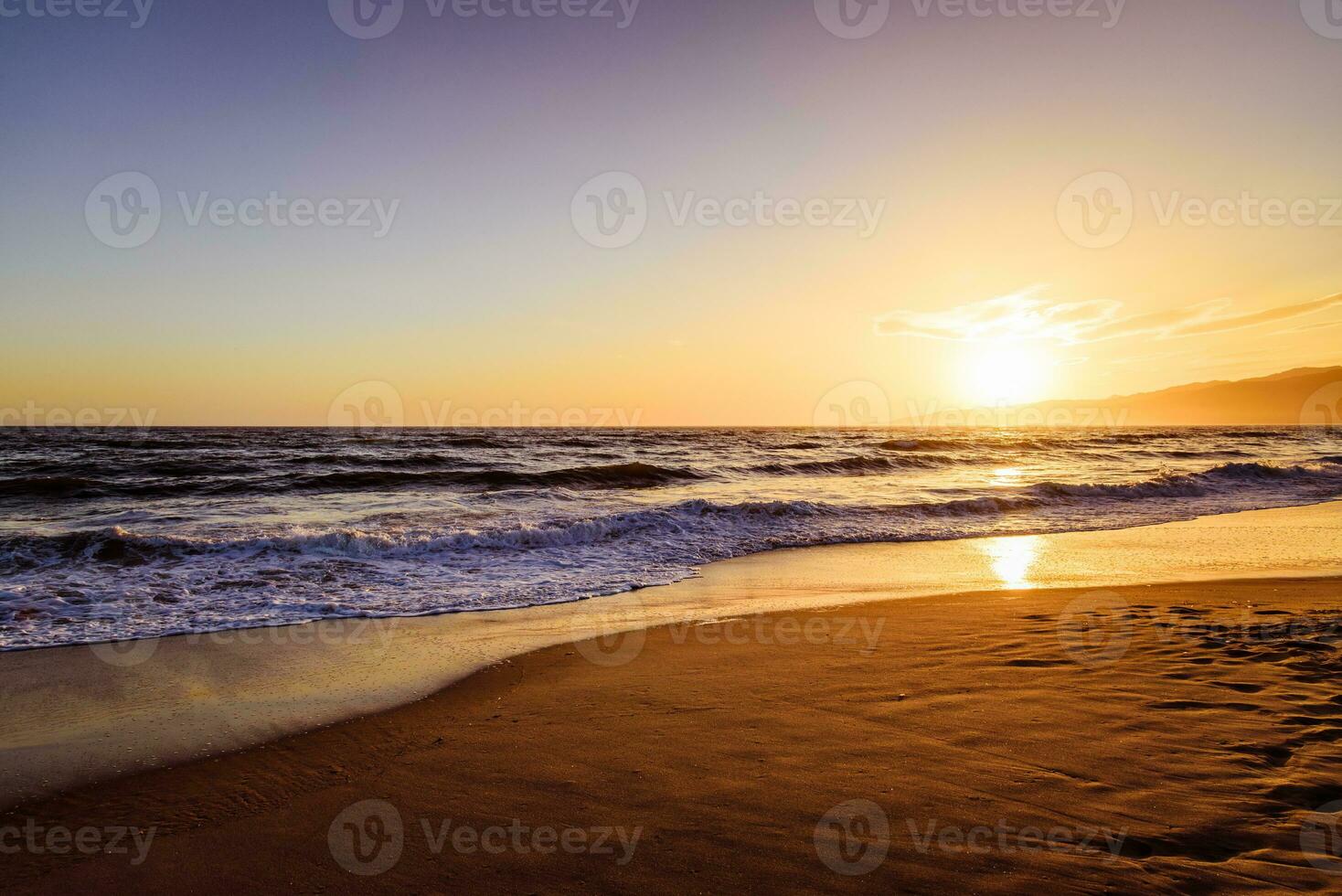 tramonto su il spiaggia riflettendo nel il oceano foto