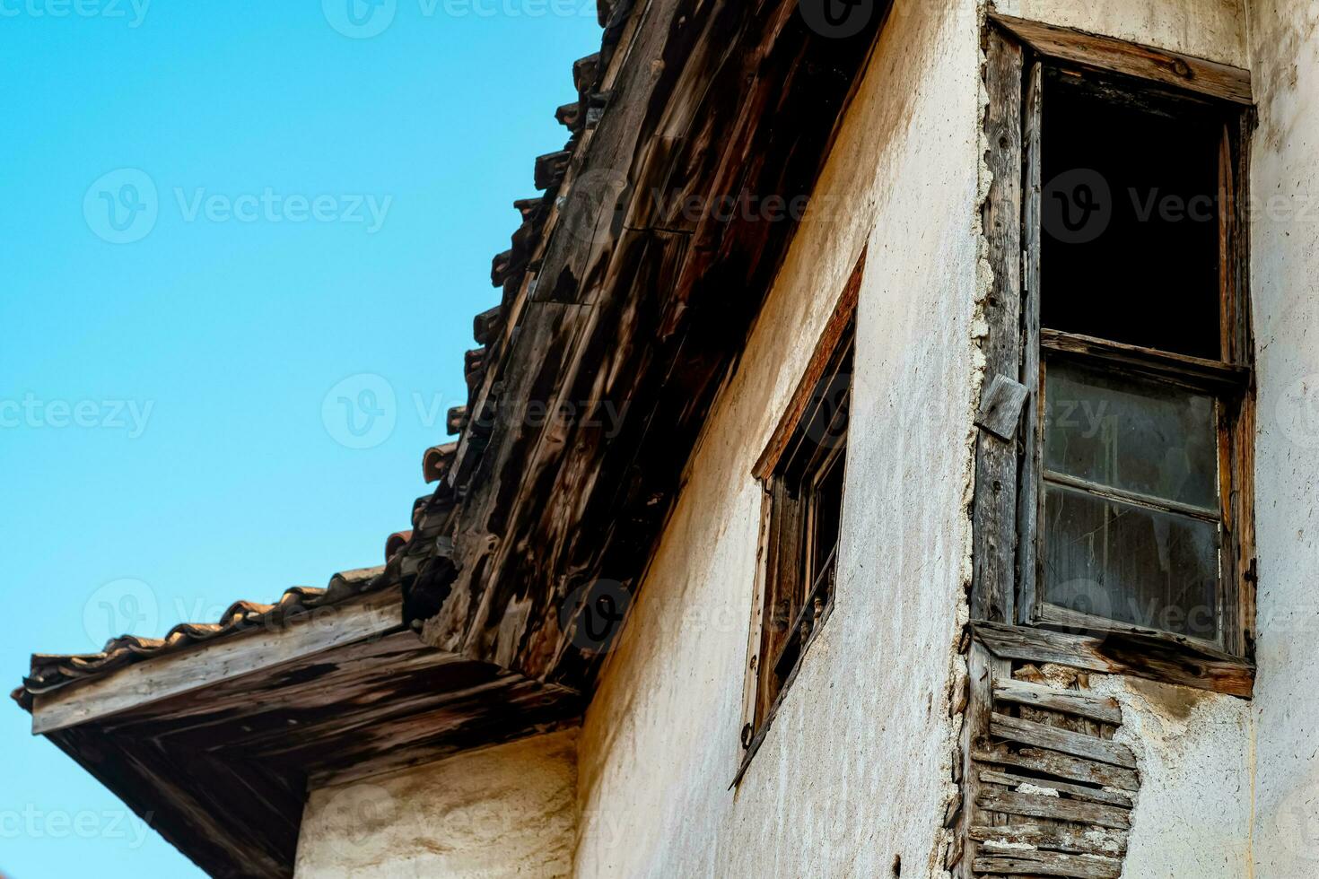 vecchio abbandonato di legno Casa con rotto bicchiere, frammento foto