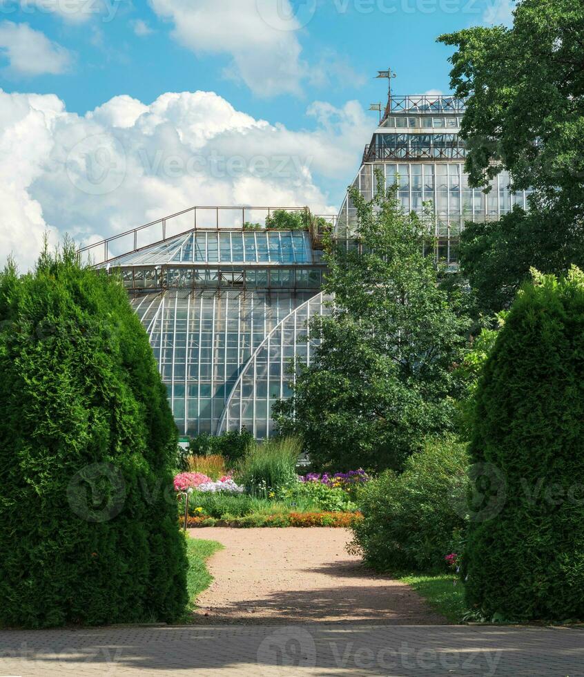 paesaggio di antico botanico giardino con fiore letti e Vintage ▾ palma serra nel il sfondo foto