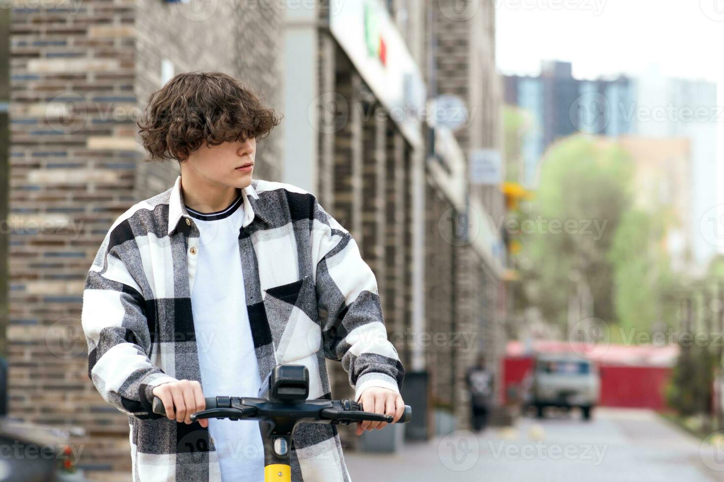 giovane uomo su un elettrico scooter cavalcate giù il strada foto