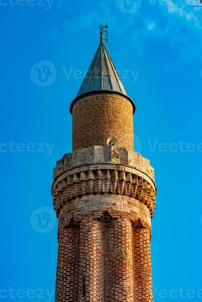 antico minareto con Altoparlanti contro il cielo foto