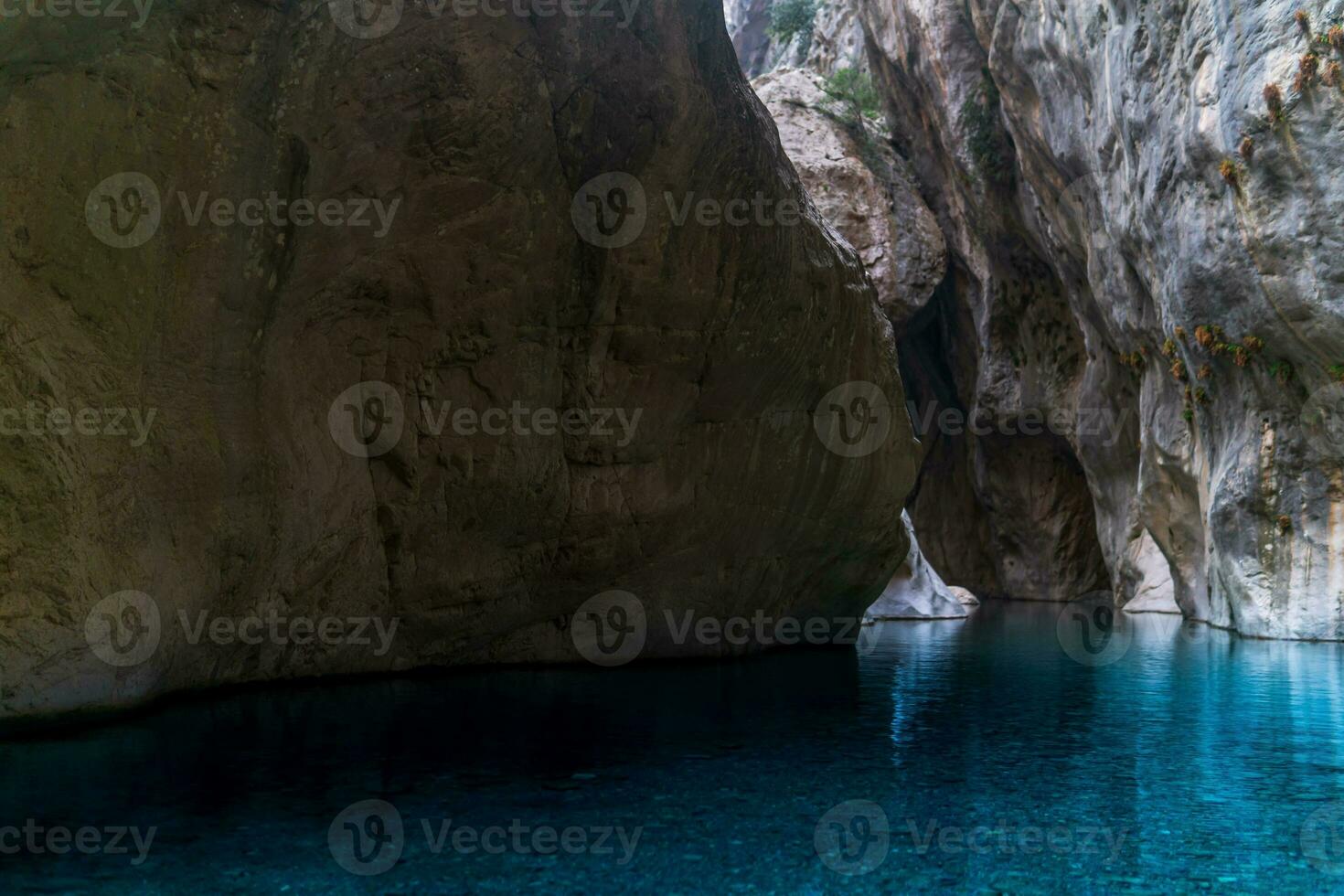 chiaro blu acqua nel un' in profondità canyon con puro roccia muri foto