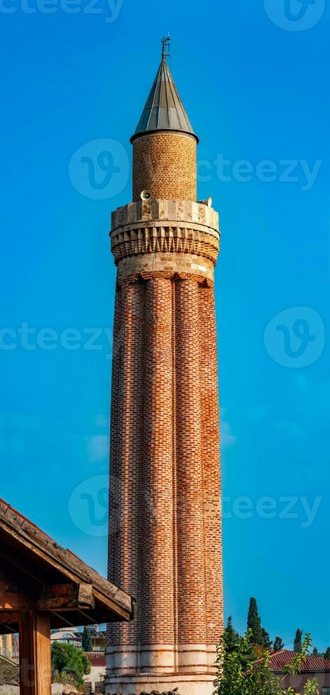 antico minareto con Altoparlanti contro il cielo foto
