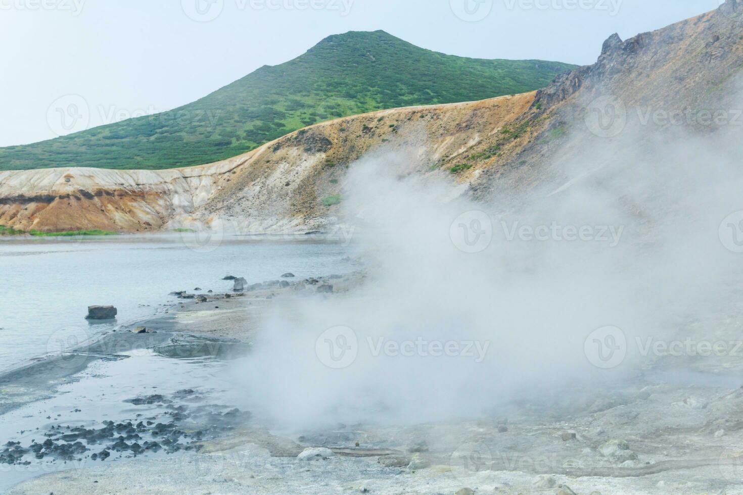 bollente e cottura a vapore idrotermale presa su il riva di il caldo lago nel il caldera di il golovnin vulcano su il isola di kunashir foto