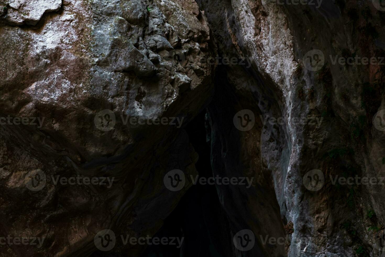 muri di un' stretto canyon chiudere, formatura il volte di il grotta foto