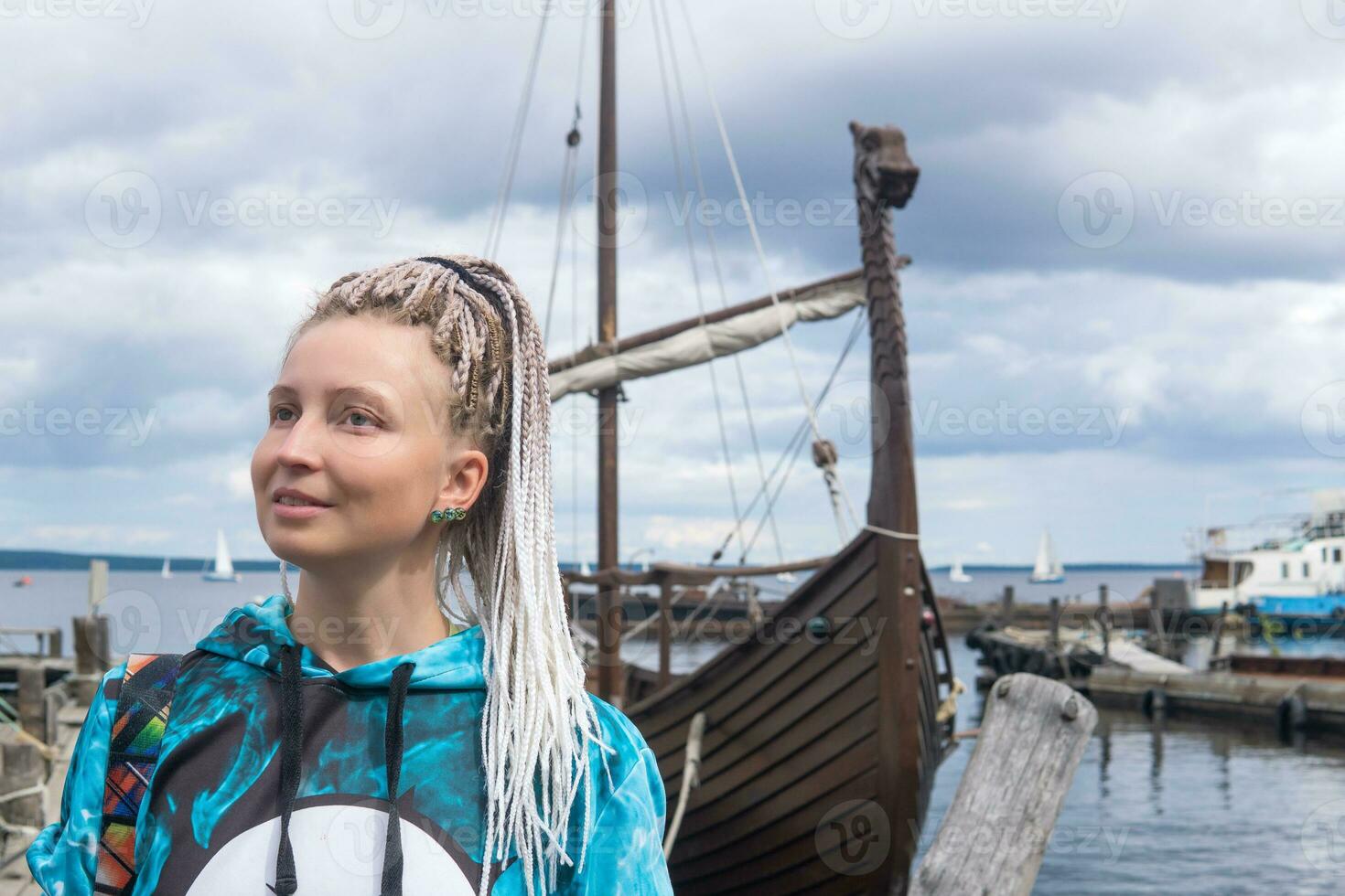 femmina turista arriva a terra dopo andare in barca su un' moderno replica di un antico vichingo nave foto