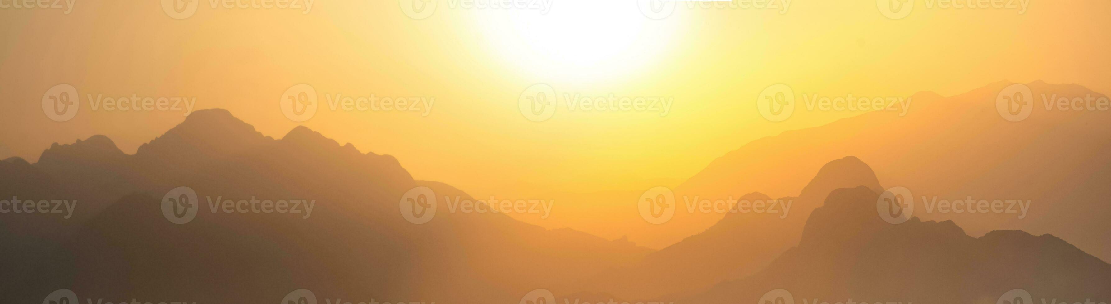arancia panorama - nebbioso montagne a tramonto foto