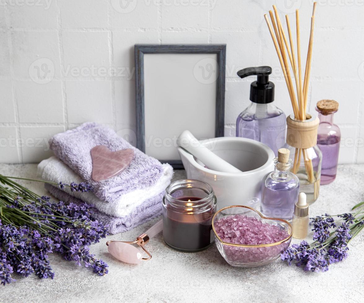 cosmetico alle erbe naturali con fiori di lavanda foto