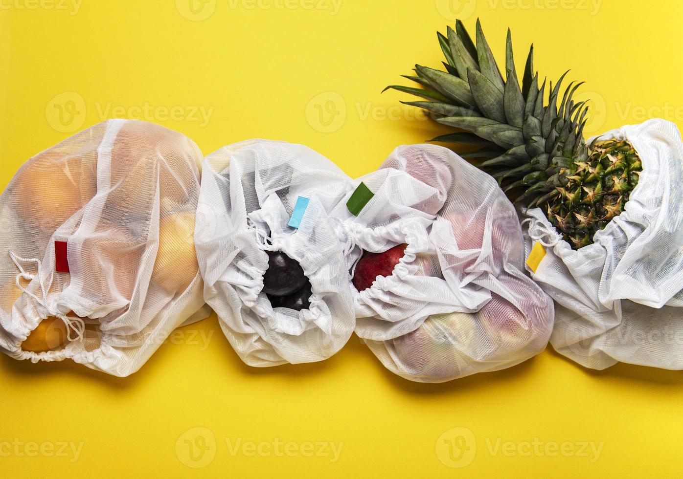 borse della spesa ecologiche con frutta foto