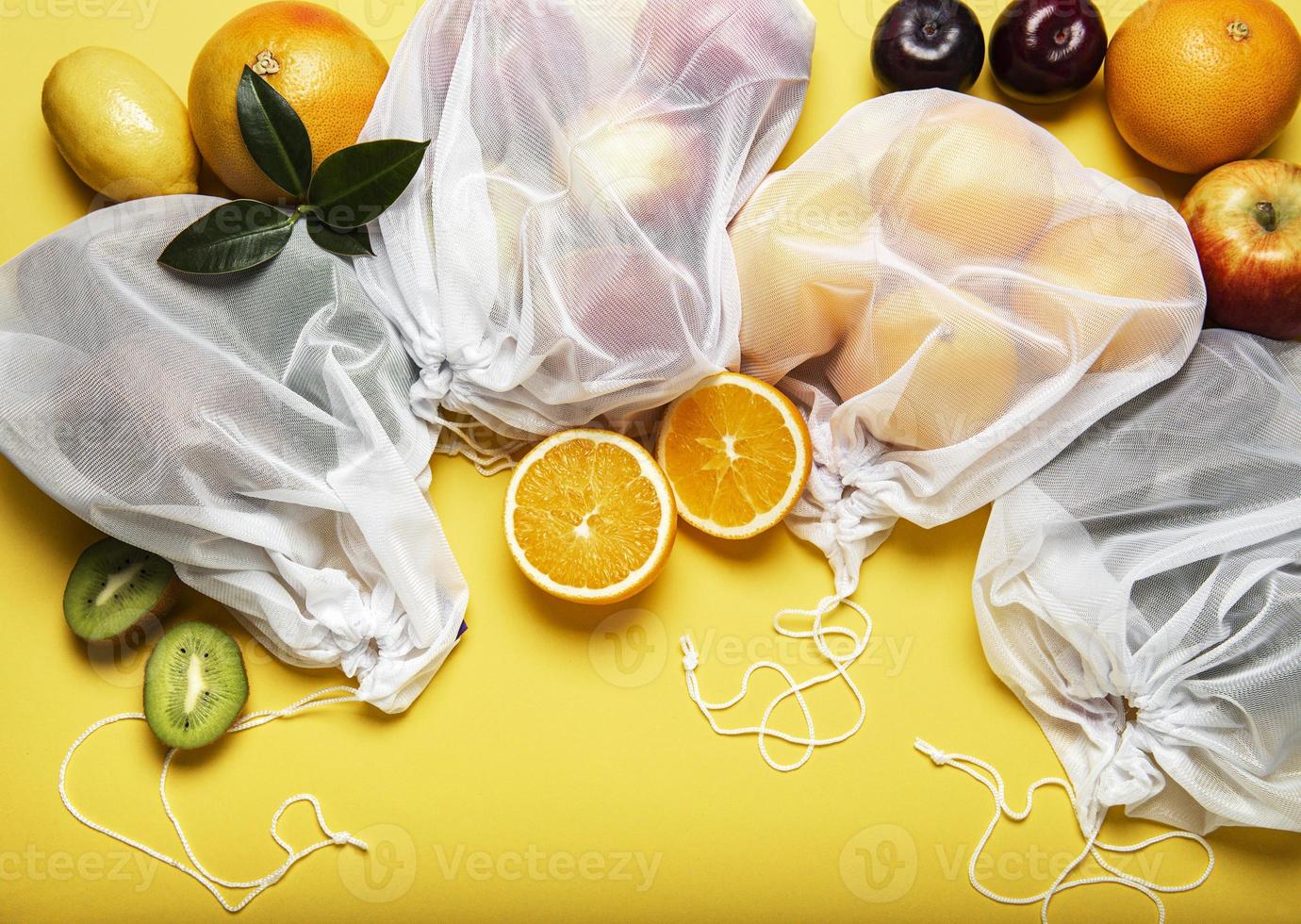 borse della spesa ecologiche con frutta foto