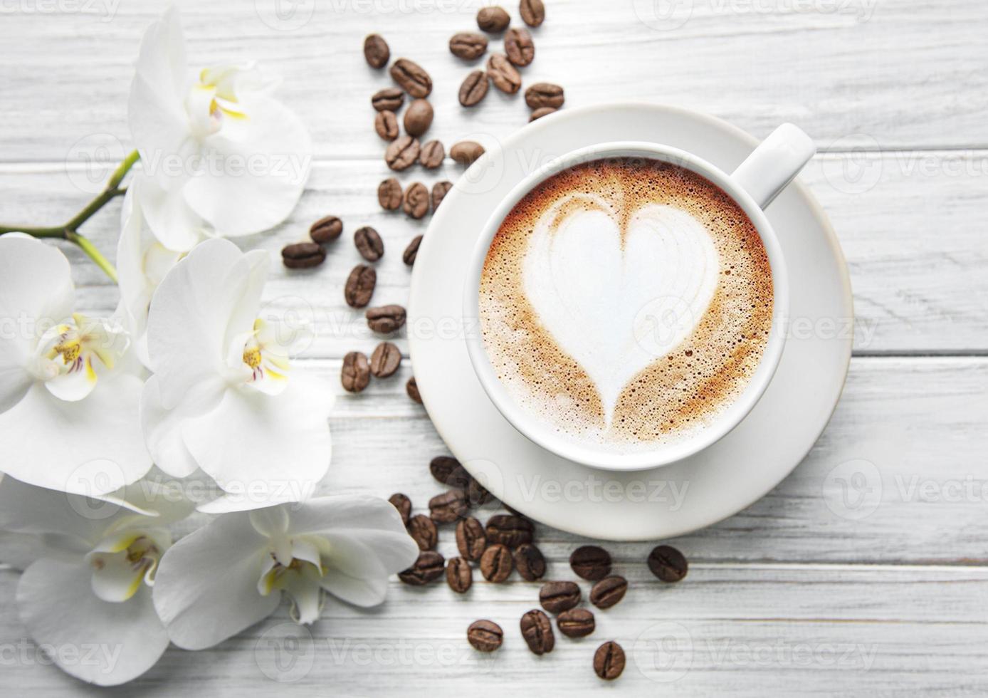 una tazza di caffè con motivo a cuore foto