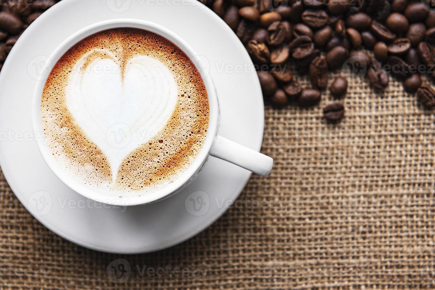 una tazza di caffè con motivo a cuore foto