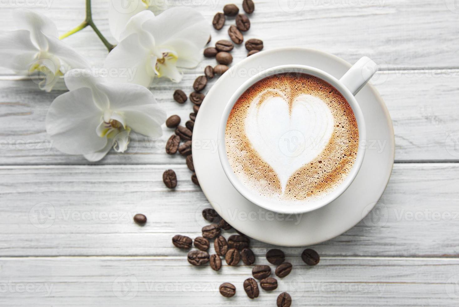 una tazza di caffè con motivo a cuore foto