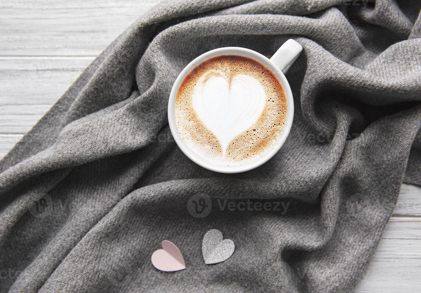 una tazza di caffè con motivo a cuore foto