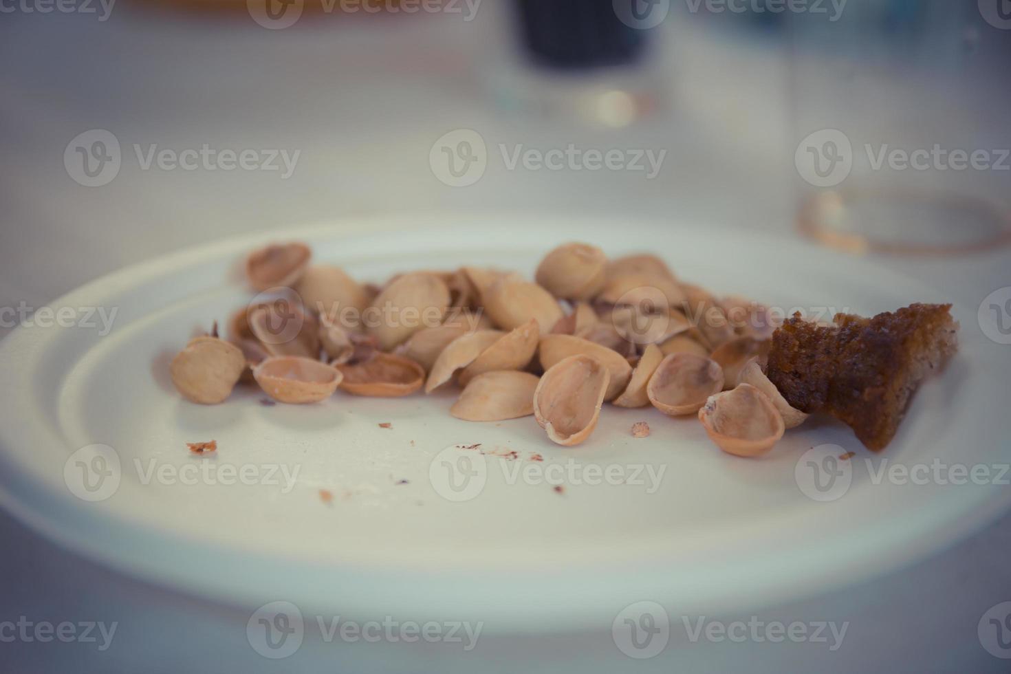 gusci di pistacchio su piatto bianco foto