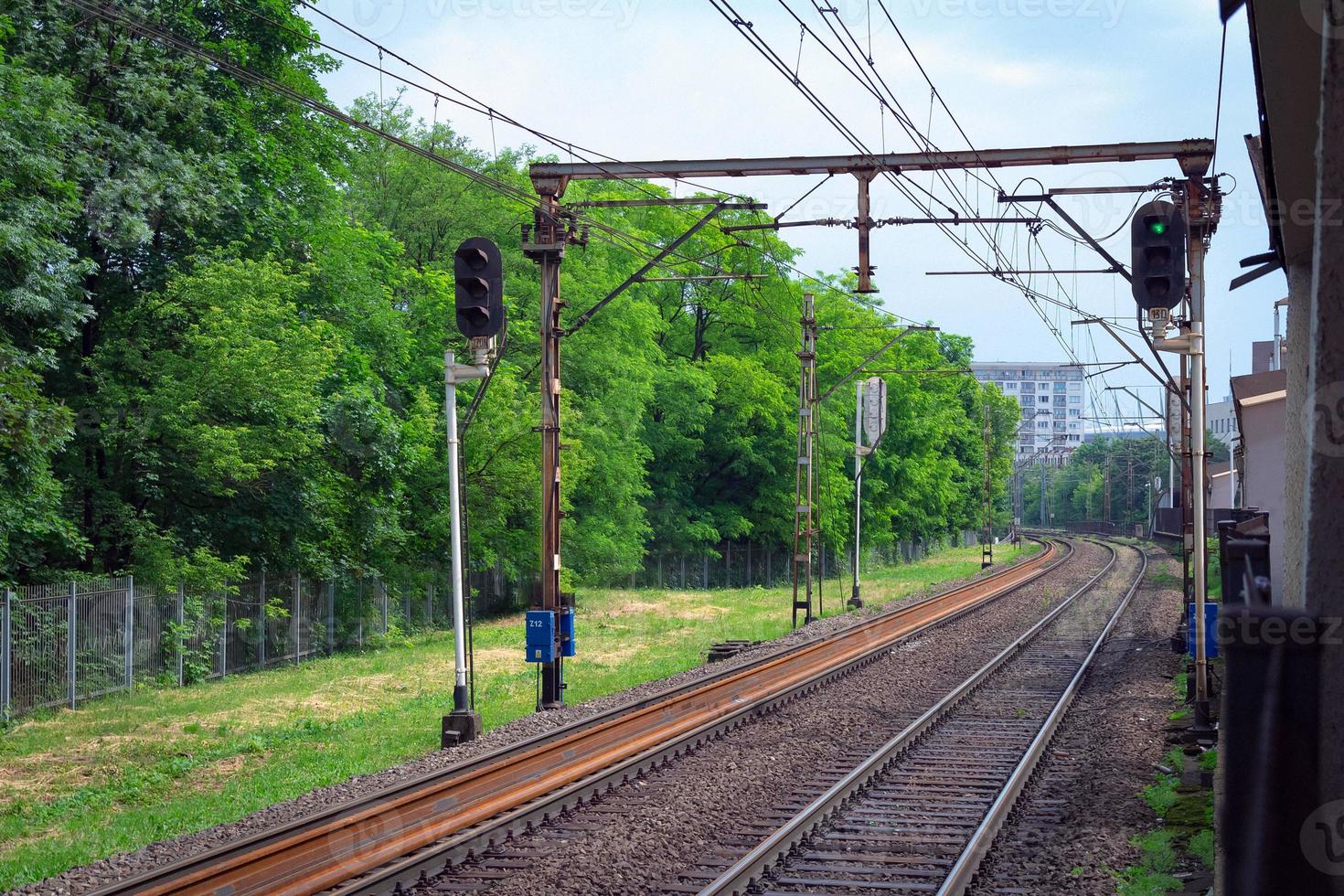 Linee ferroviarie a Varsavia Polonia al freddo giorno nuvoloso foto