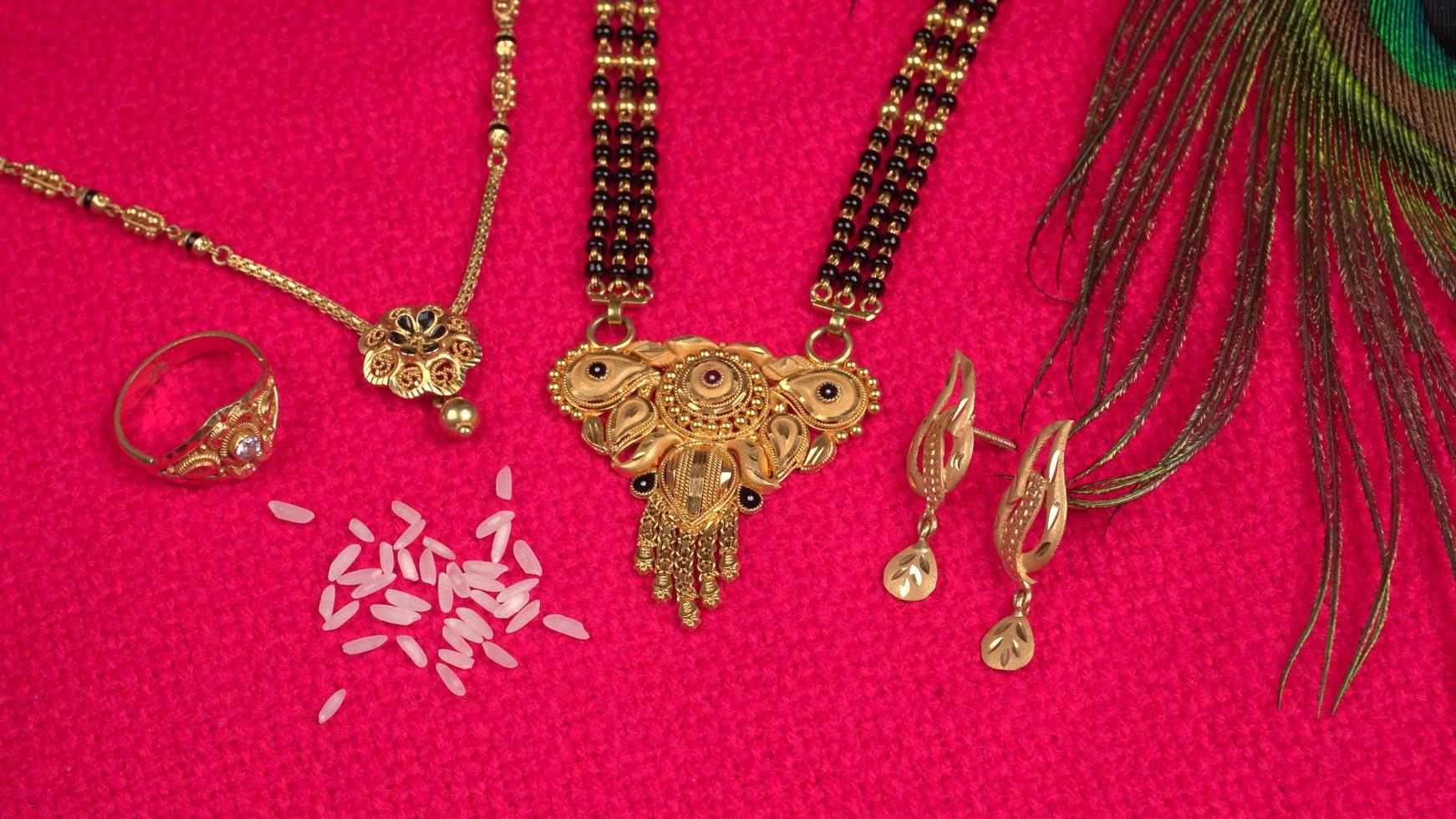 mangalsutra o collana d'oro da indossare da una donna indù sposata, disposta con un bellissimo sfondo. gioielli tradizionali indiani. foto