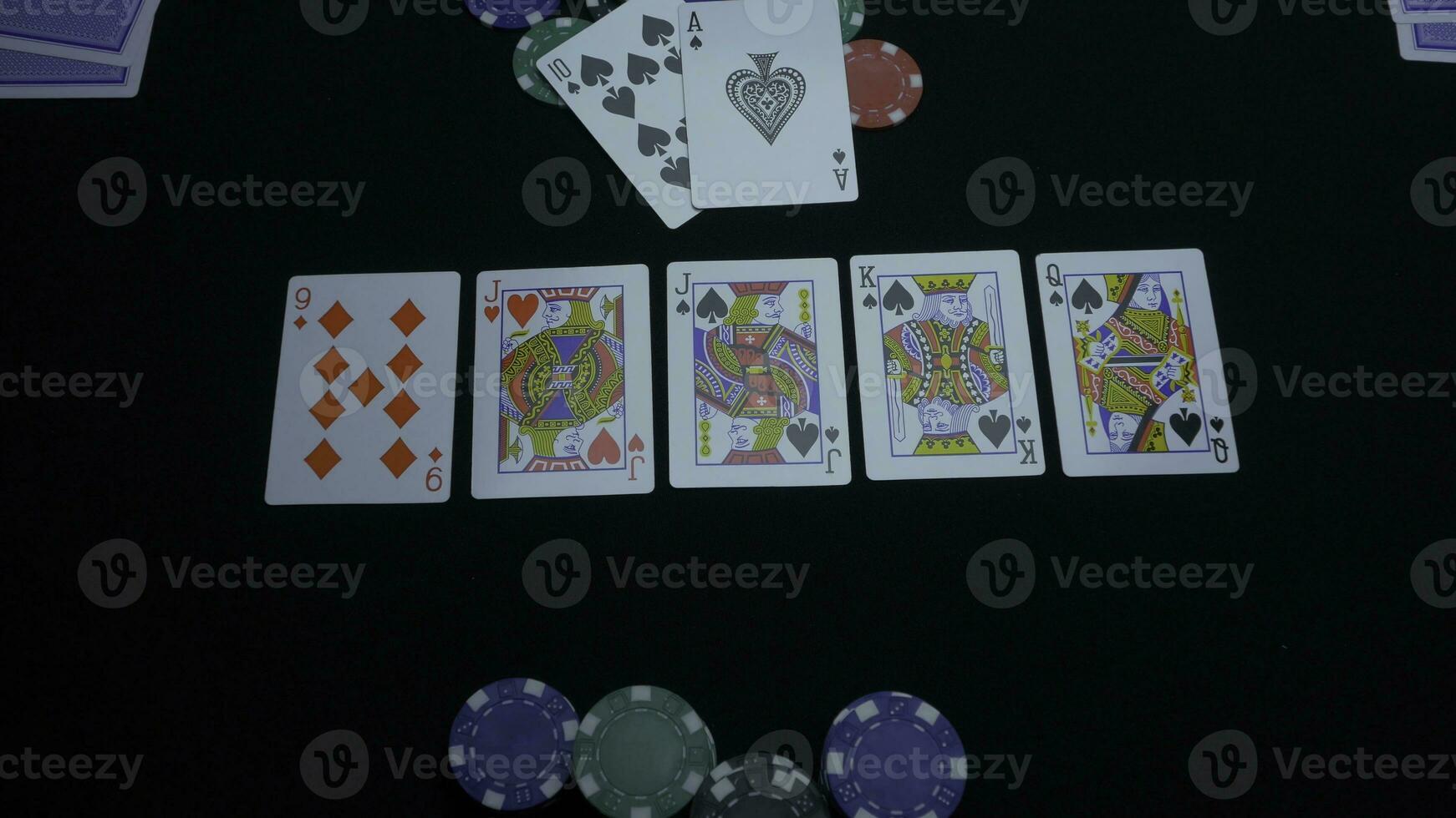 dettaglio di un' reale sciacquone su nero sfondo. reale sciacquone di vanga nel poker gioco su un' nero sfondo. giocatore raccolto il reale sciacquone su un' verde poker tavolo contro nero. foto