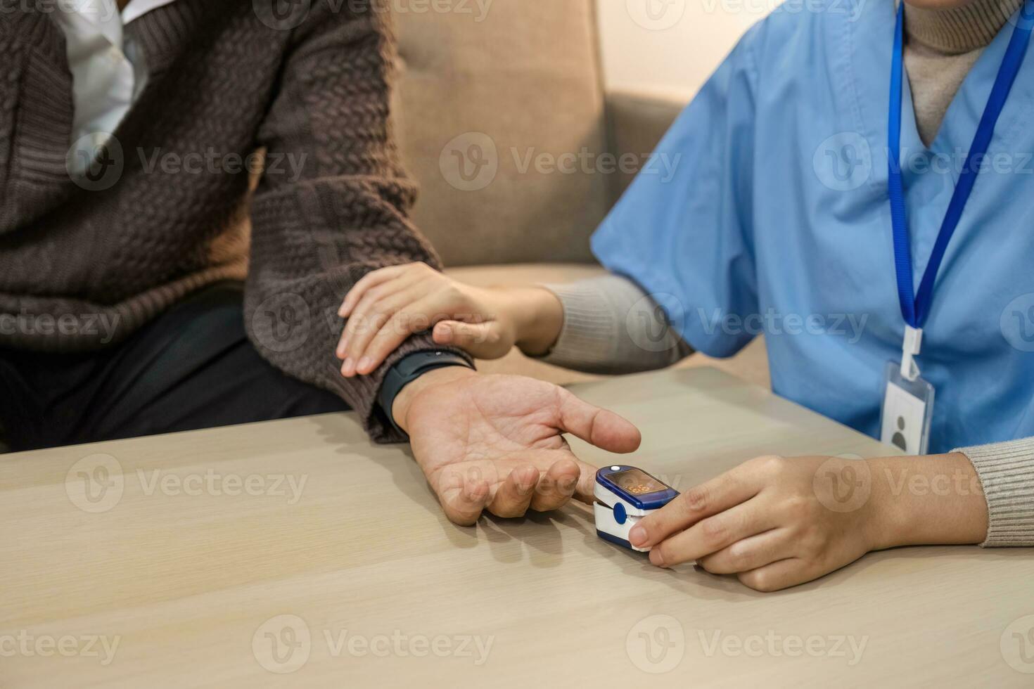 avvicinamento infermiera visite un anziano persona per un' Salute dai un'occhiata. un' giovane infermiera esaminare pulse e ossigeno saturazione a casa. contento anziano asiatico uomo nel il suo 60s misurazione sangue pressione nel il suo casa. foto