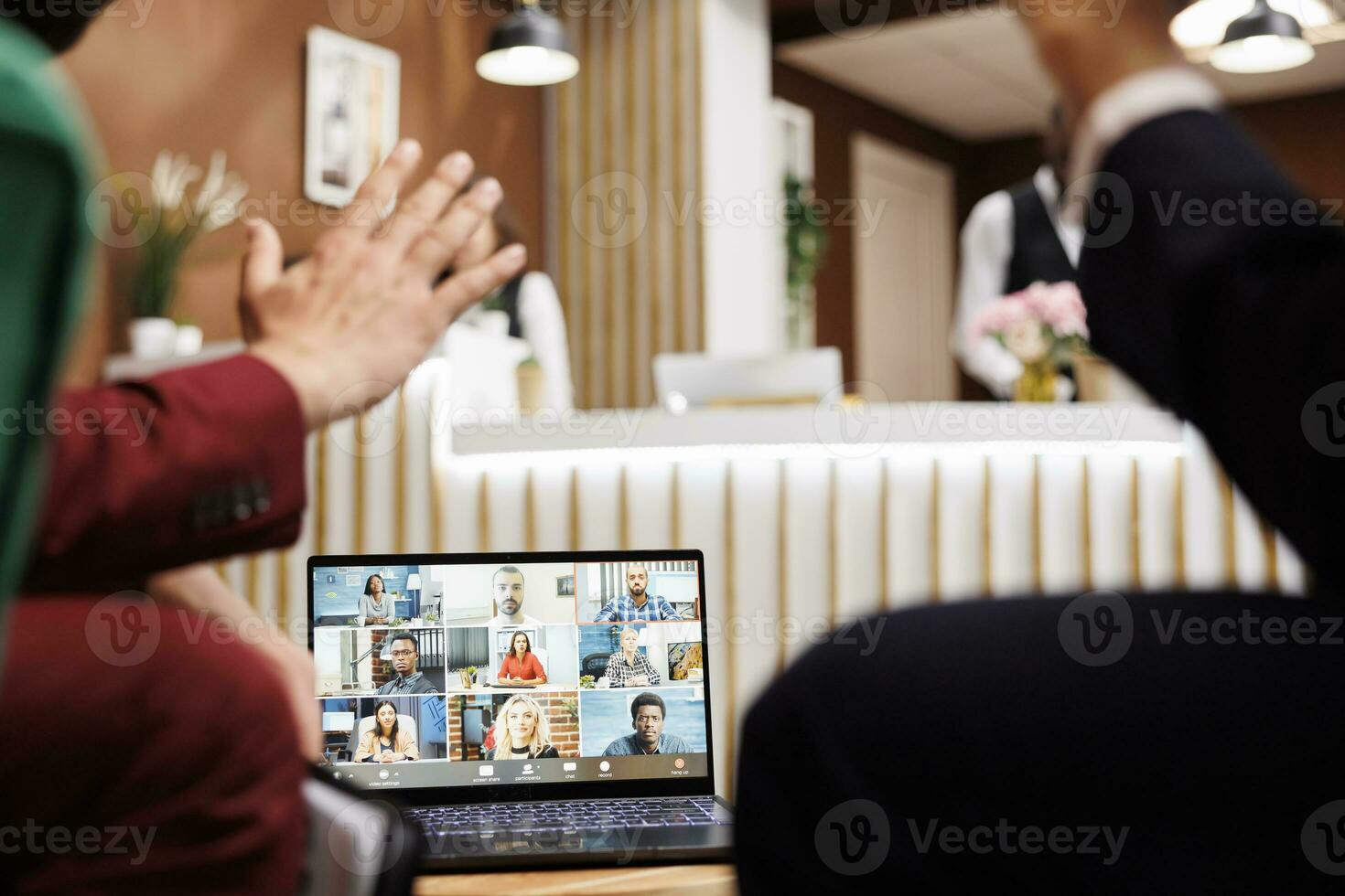 Due dipendenti utilizzando video chiamata a distanza mentre essi aspettare per camera per essere pronto, frequentando attività commerciale incontro Teleconferenza. imprenditore parlando per colleghi nel Hotel atrio, telelavoro. foto