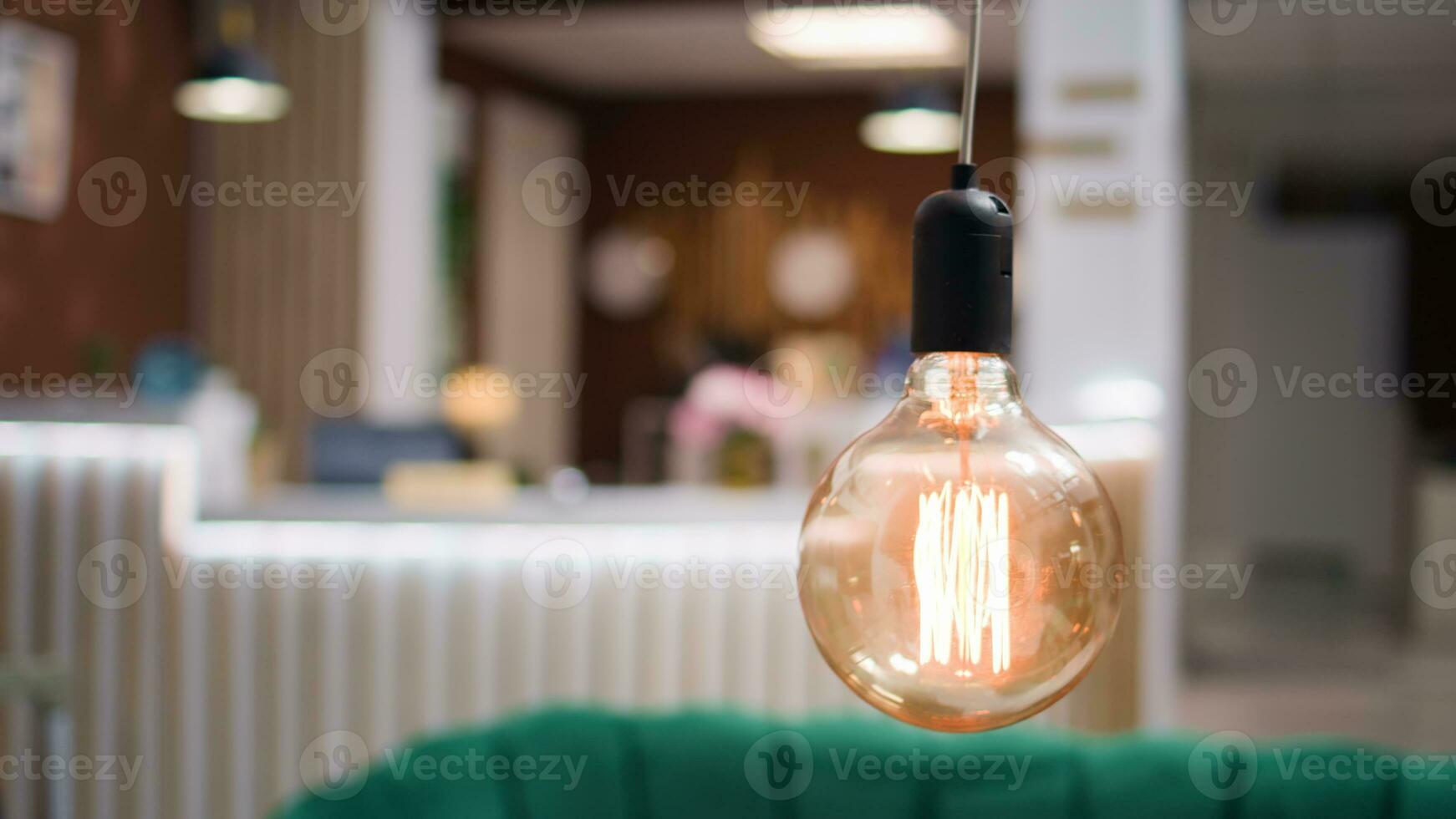 vuoto Hotel ricezione interno con bellissimo elegante luci e decorazioni, deluxe servizi e strutture. accogliente caldo lussuoso ricorrere atrio sala la zona in attesa per in arrivo ospiti. foto