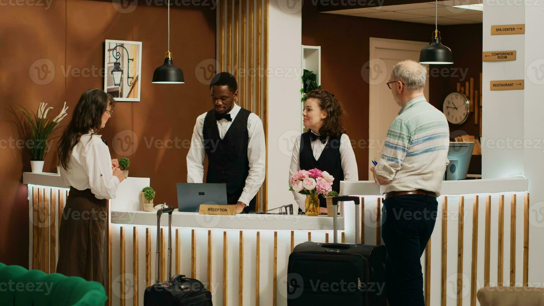 vecchio persone squillare servizio campana a Hotel, addetto alla reception garantendo facile dai un'occhiata nel processi e porzione turisti con camera prenotazione. coppia su la pensione viaggio in arrivo a tutti compreso ricorrere. tripode sparo. foto