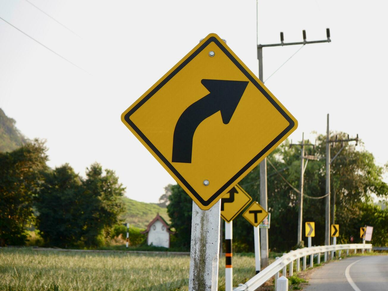 traffico strada segni, attenzione giallo strada segni frecce, girare giusto freccia per il giusto avanti giallo diamante cartello strada, strada frecce cartello simbolo pulsante trasparente sfondo foto