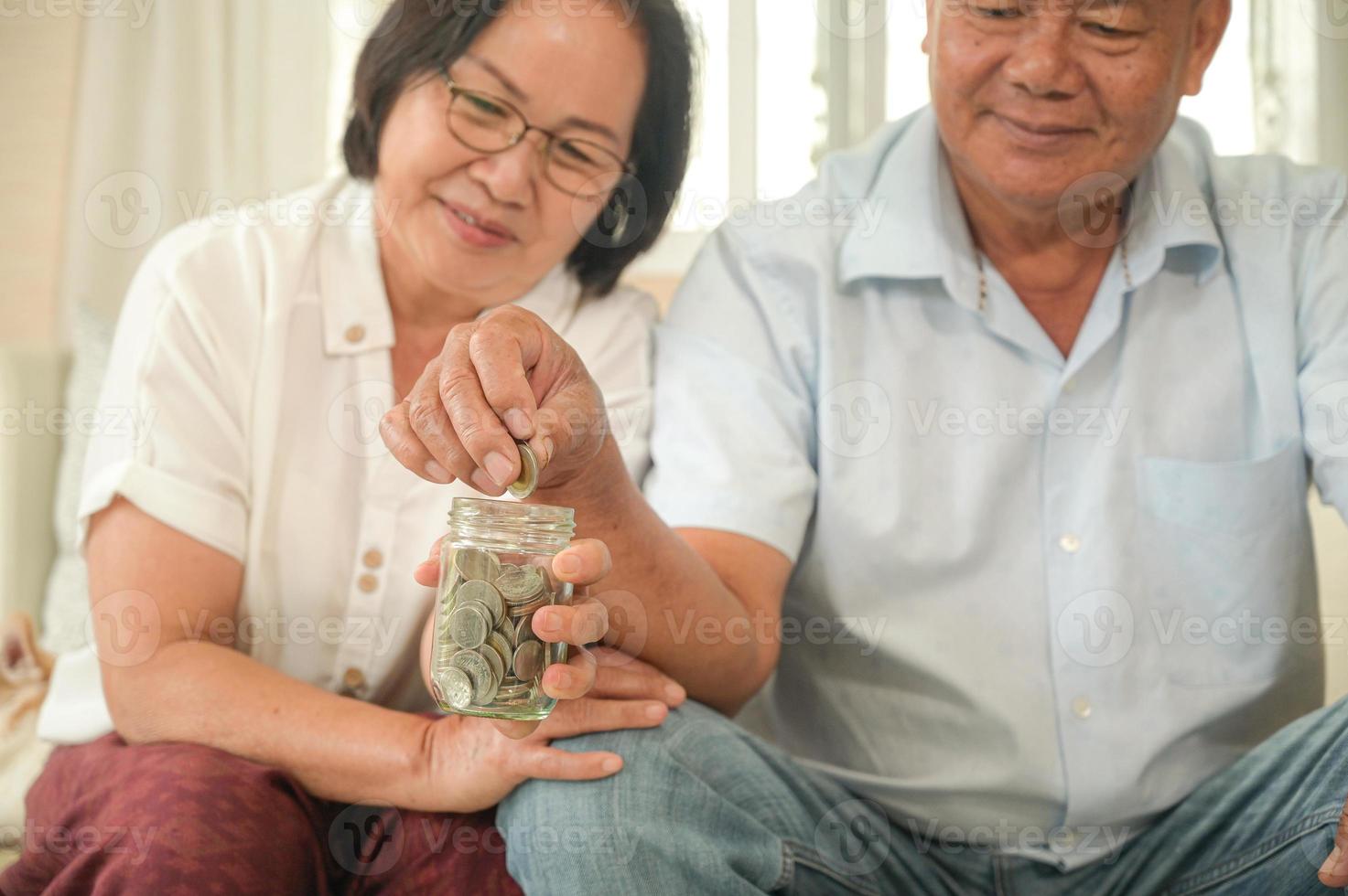 vecchie donne e uomini asiatici si siedono sul divano, fanno piani finanziari. foto