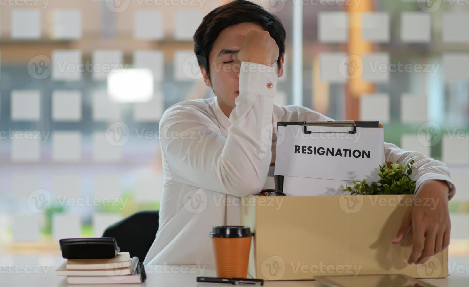 disoccupati a causa di epidemia di virus, cessazione del rapporto di lavoro, concetto dimissioni. foto