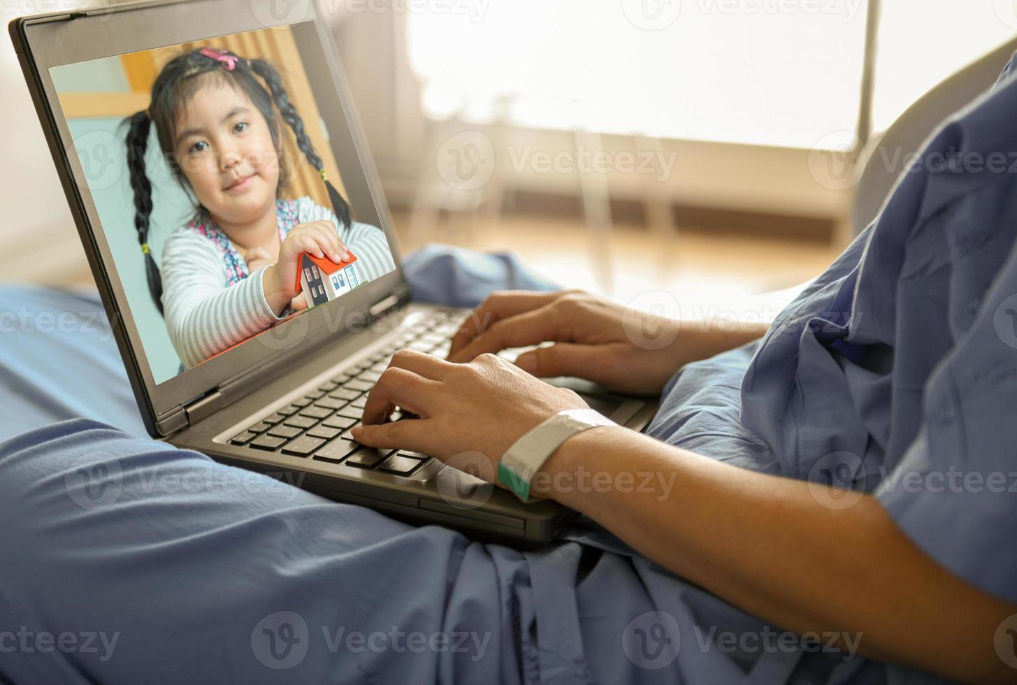 la paziente sta utilizzando una videochiamata tramite laptop per parlare con sua figlia a casa. foto