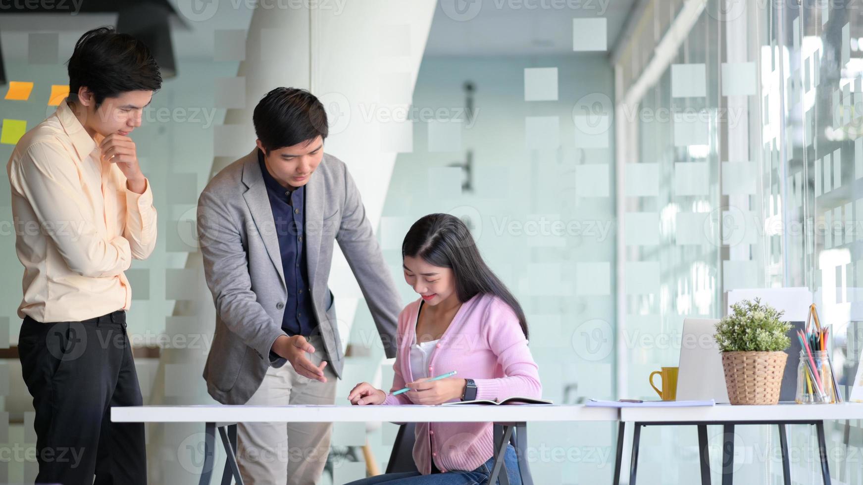 foto ritagliata di giovani uomini e donne in fase di avvio che discutono del loro nuovo progetto in un ufficio moderno.