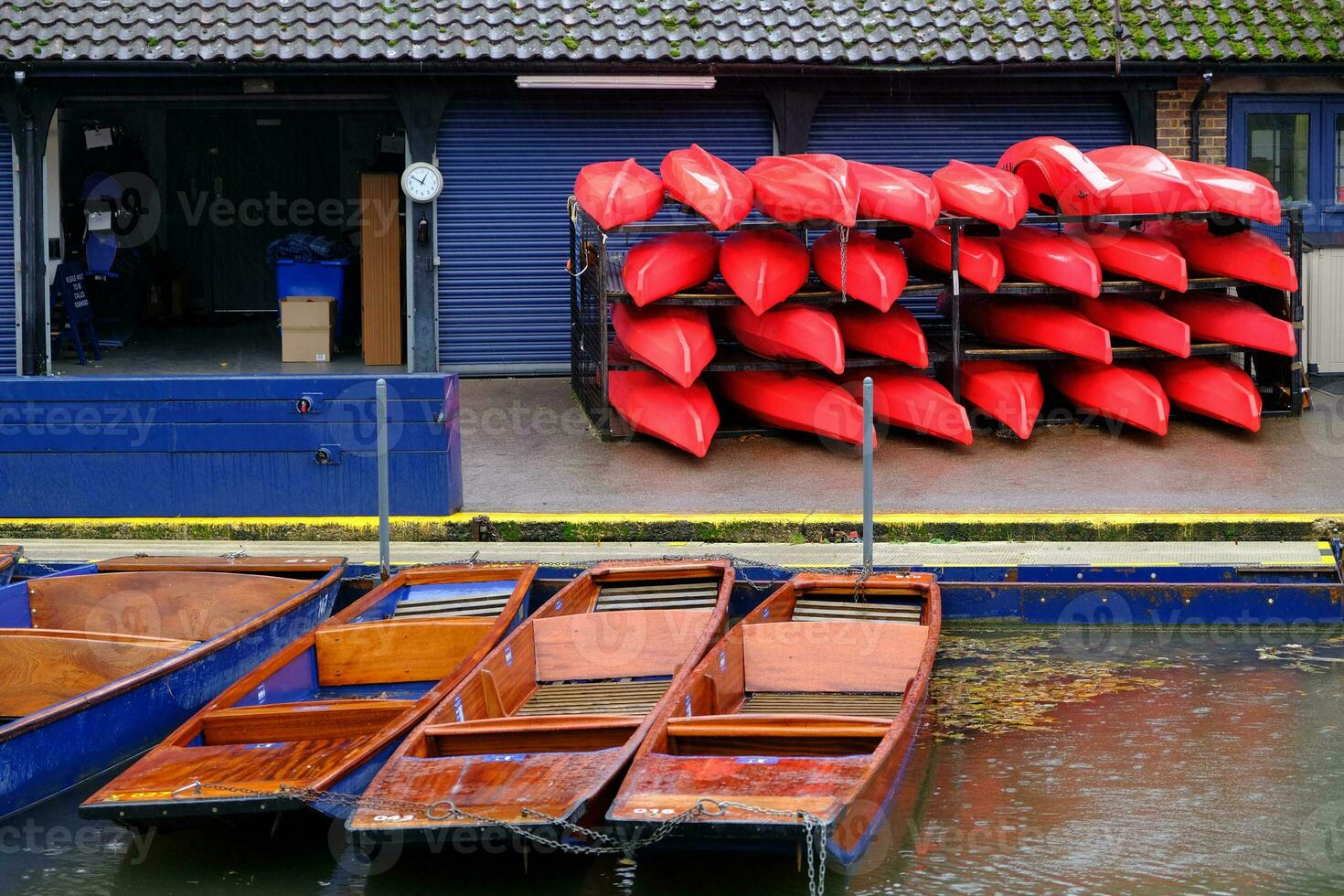 impilati canoe e punting Barche immagazzinato nel un' gli sport club la creazione di astratto colori e forme nel Cambridge, UK foto
