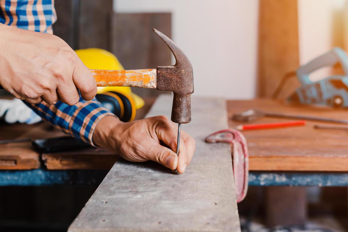 carpentiere che lavora su macchine per la lavorazione del legno in falegnameria. foto