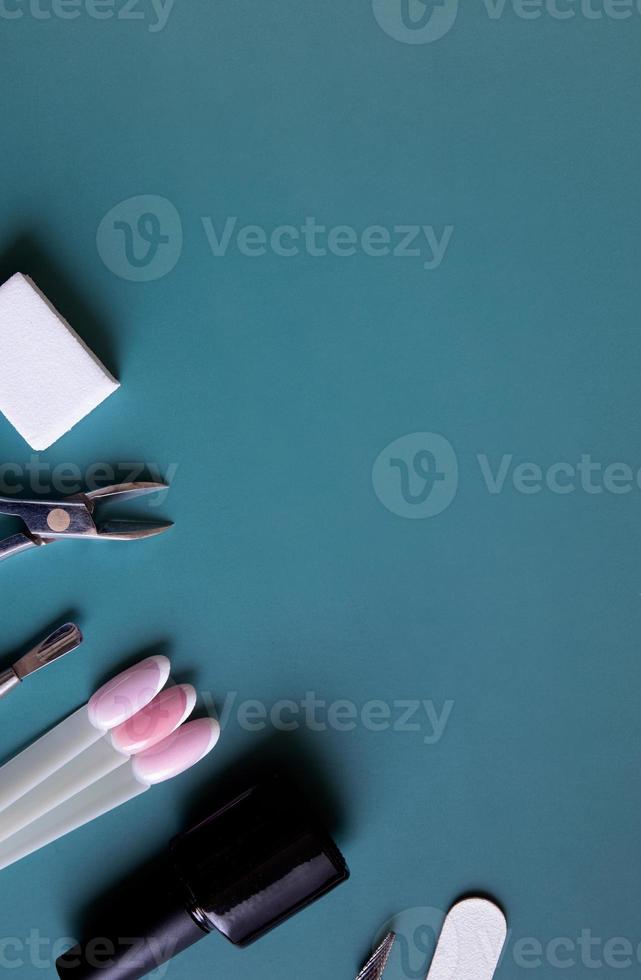 strumenti e suggerimenti per manicure su uno sfondo colorato con spazio di copia foto