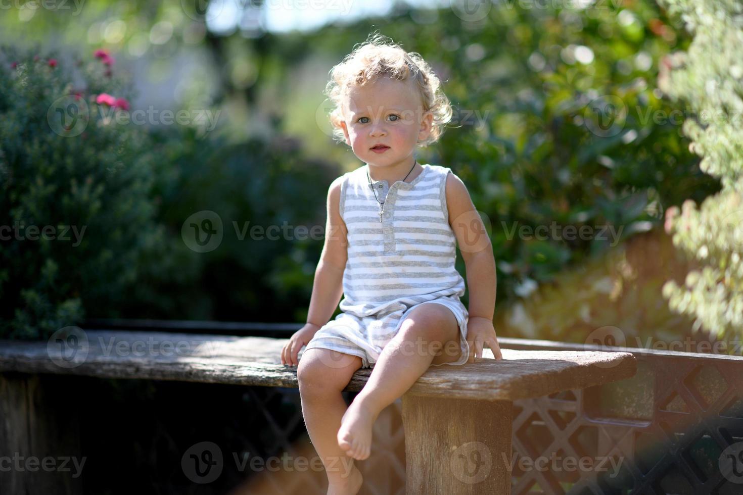 bellissimo bambino nel giardino del bambino in posa fotografo foto