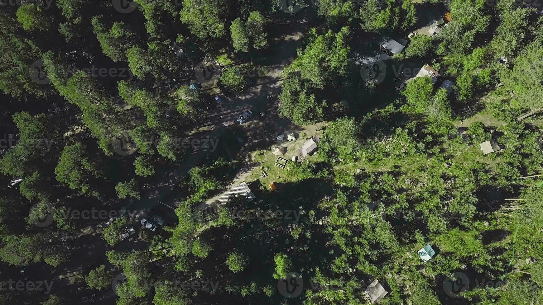 superiore Visualizza di campeggio cittadina nel verde foresta. clip. piccolo insediamento di turisti con tende nel denso verde foresta. i viaggiatori durante pandemia preferire per vivere nel foresta nel tende foto