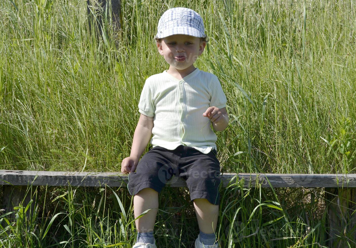 bellissimo bambino con la faccia da bambino in posa fotografo foto