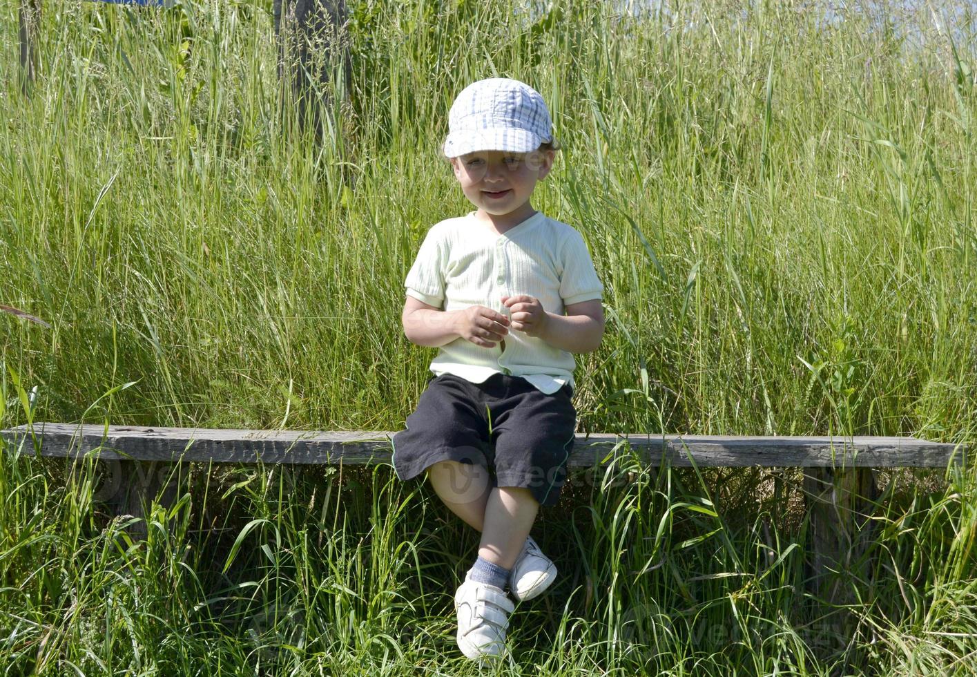 bellissimo bambino con la faccia da bambino in posa fotografo foto