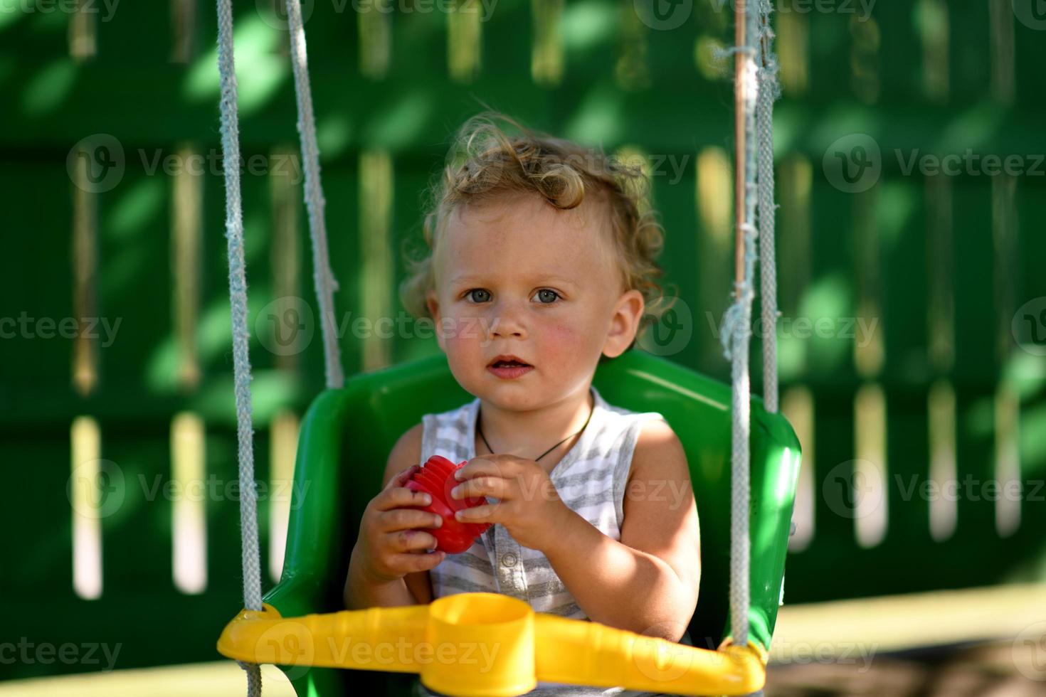 bellissimo bambino con bambino in posa altalena fotografo foto