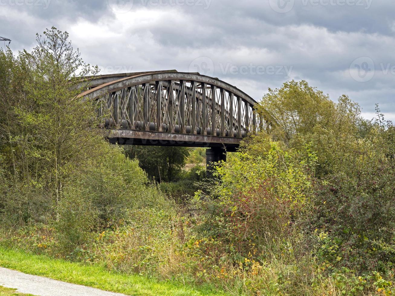 Ponte ferroviario in disuso a Fairburnings, West Yorkshire, Inghilterra foto