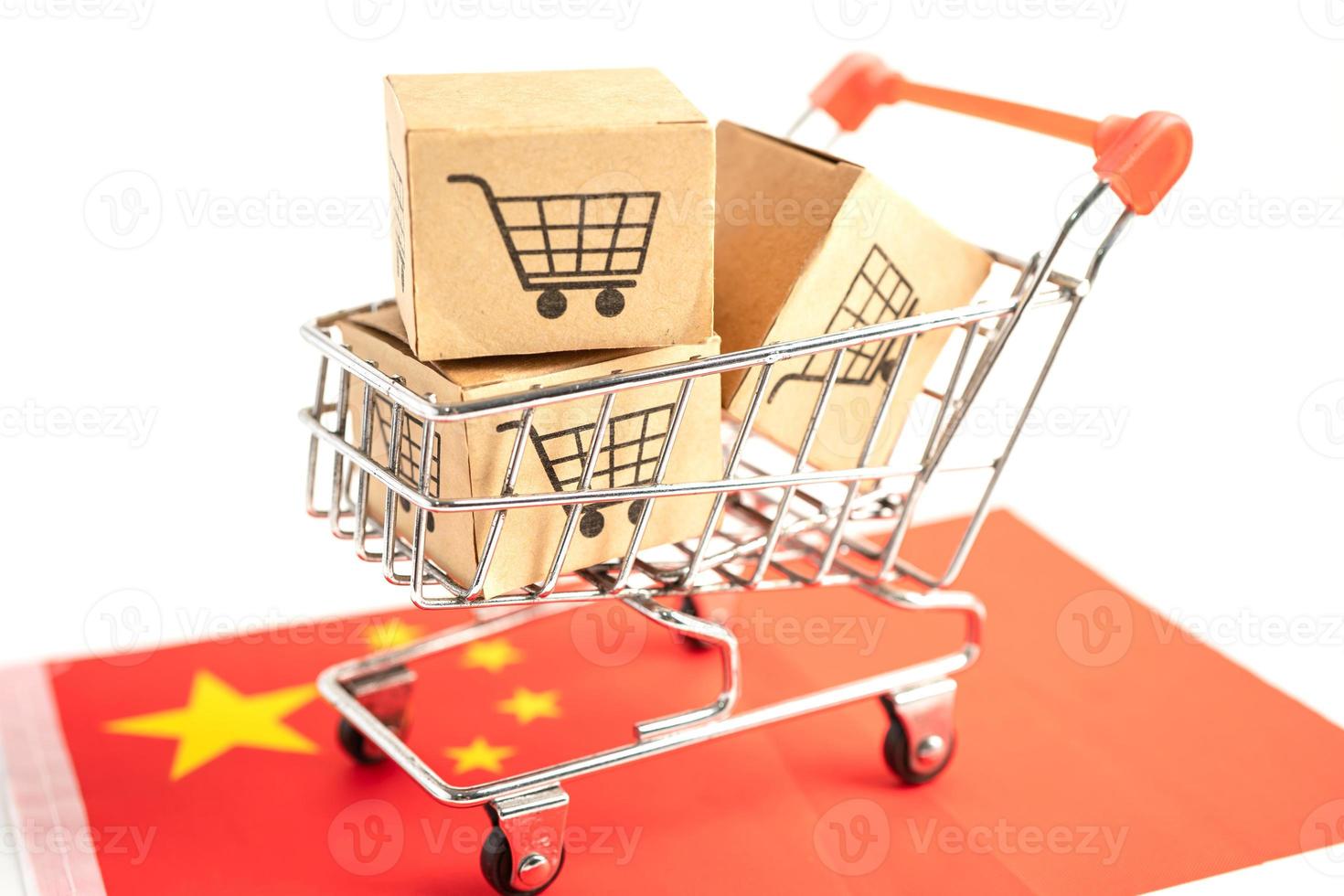 scatola con logo carrello della spesa e bandiera della Cina, import export shopping online o e-commerce servizio di consegna finanza negozio spedizione prodotto, commercio, concetto fornitore. foto