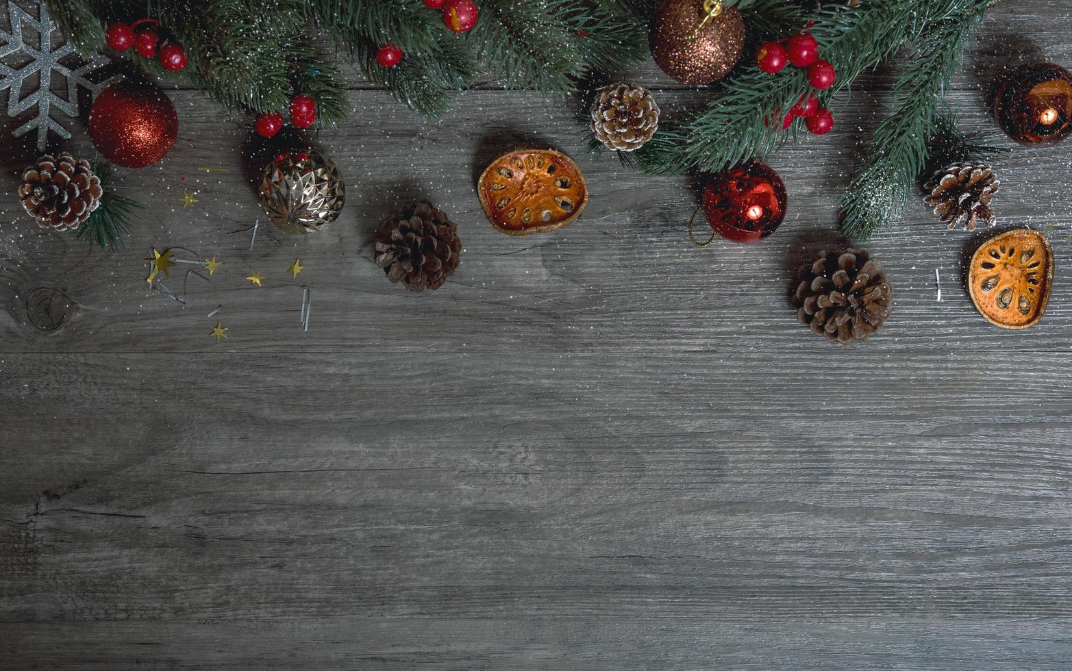 decorazione del contenitore di regalo di natale sul fondo di legno della tavola. copia spazio. foto