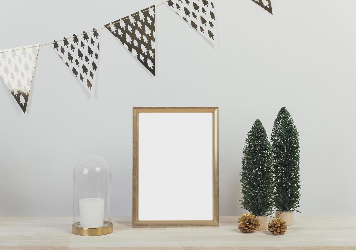 mockup di design del telaio di auguri di vacanze di natale con decorazione su tavola di legno. foto