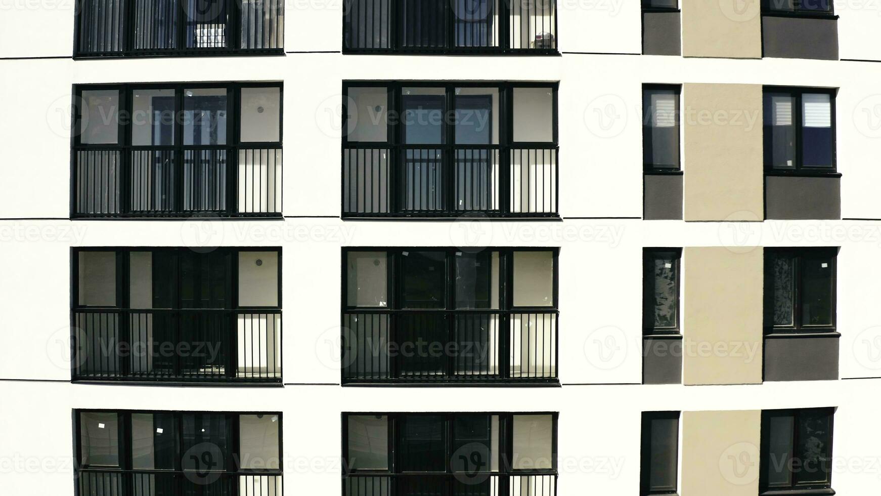 superiore Visualizza di finestre e balconi di moderno Casa. azione filmato. bellissimo esterno di Residenziale edificio con moderno finestre. moderno Residenziale edificio con nuovo finestre e elegante balconi foto