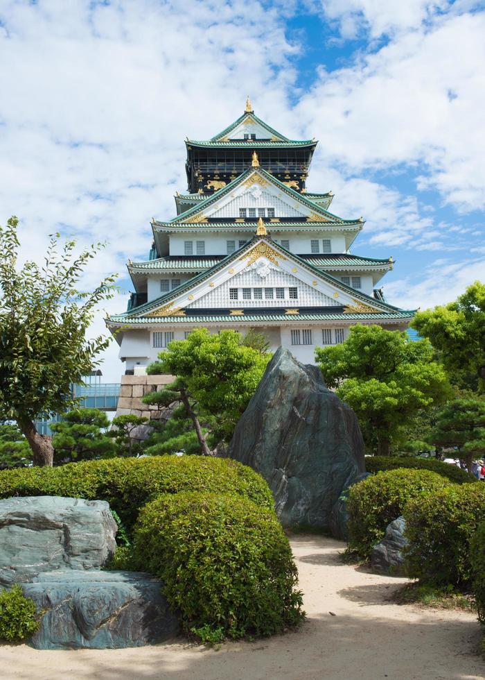 bella vista del castello di osaka e del giardino intorno. cielo azzurro con nuvole. osaka, giappone foto