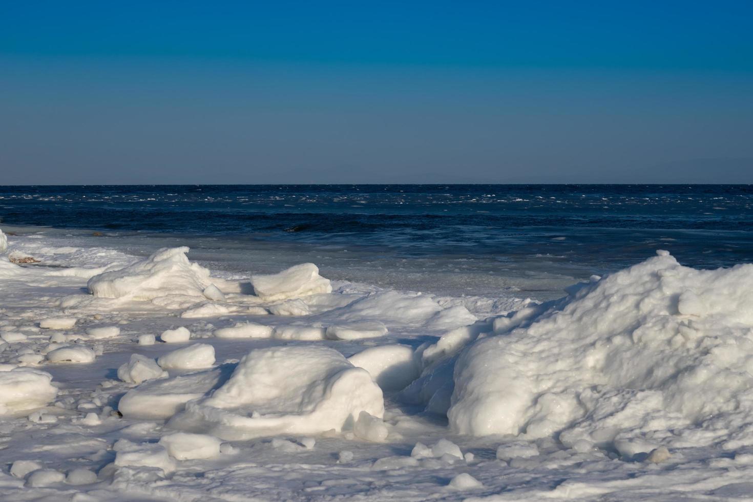 vista sul mare con costa in ghiaccio e neve foto